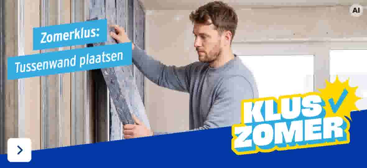 Persoon brengt isolatiemateriaal aan in een tussenwandconstructie.