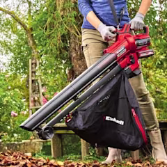 Een persoon die aan het bladblazen is