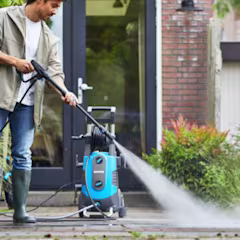 Bezem die tuintegels schoonmaakt