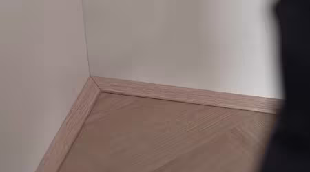 Hoe kan ik plakplinten leggen?