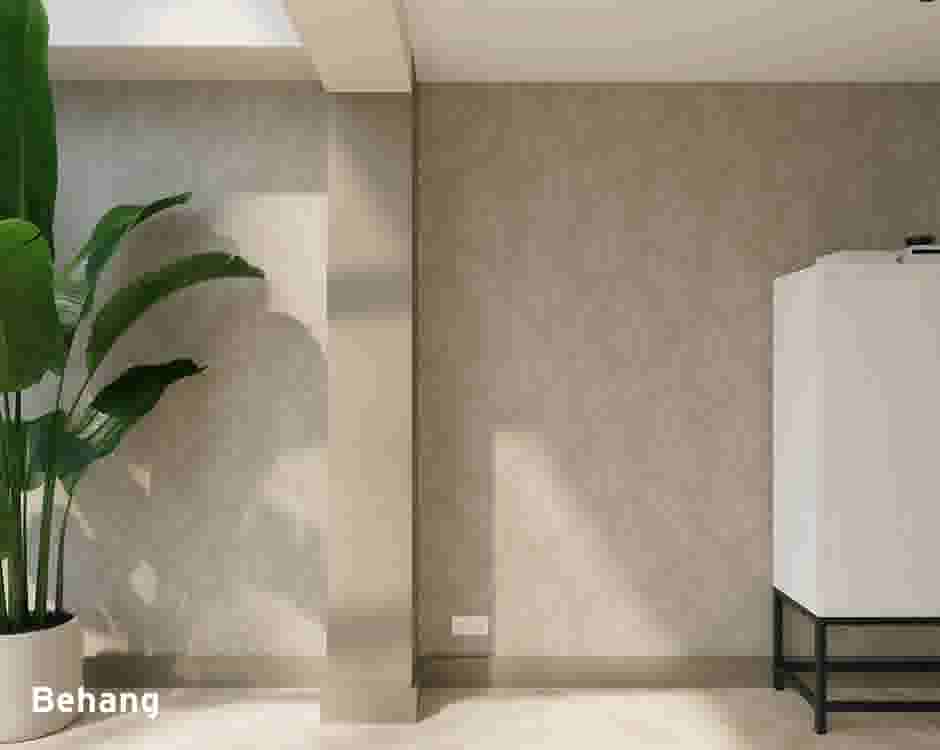 Beige behang met een subtiel botanisch patroon in een lichte, moderne ruimte met een grote groene plant.