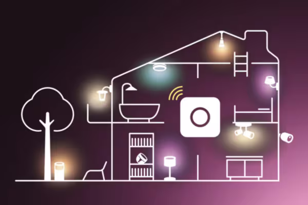 Illustratie van een smart home met verlichte kamers en verbonden apparaten in een huisomtrek tegen een paarse achtergrond.