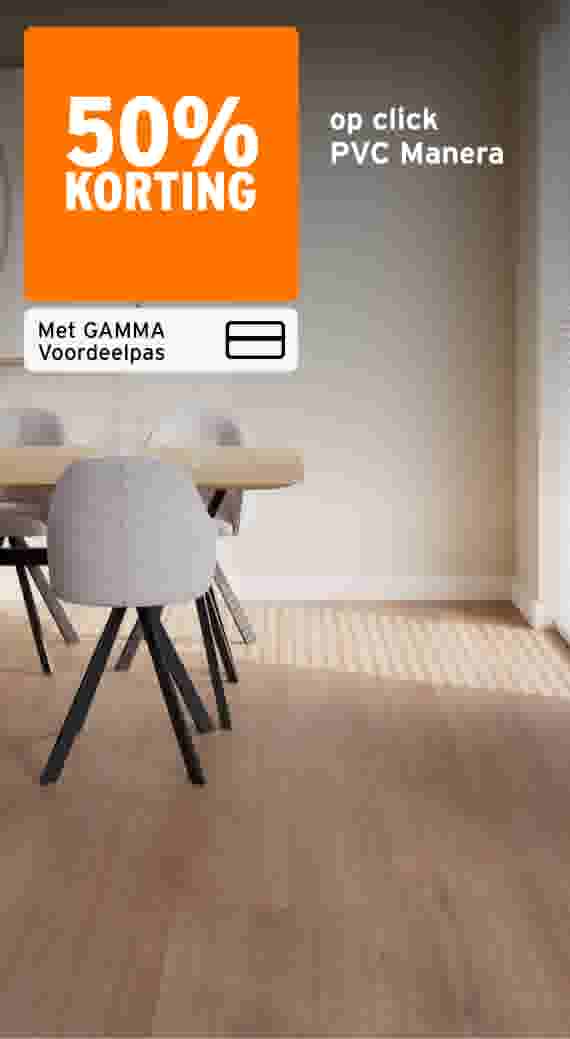 50% korting op click PVC Manera met GAMMA Voordeelpas, in een lichte houtlook woonkamer.