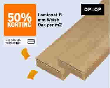 Twee planken laminaat 8mm Welsh Oak op lichtblauwe achtergrond. Oranje banner: 50% korting. Tekst: OP=OP, Met GAMMA Voordeelpas.