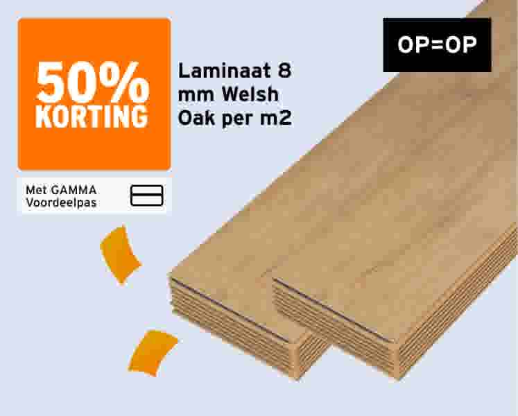 Twee planken laminaat 8mm Welsh Oak op lichtblauwe achtergrond. Oranje banner: 50% korting. Tekst: OP=OP, Met GAMMA Voordeelpas.