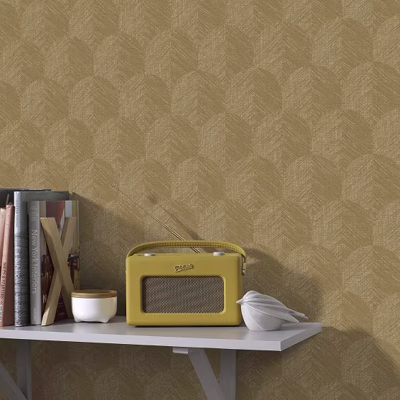 Behang met goudkleurig geometrisch motief boven een wandplank.