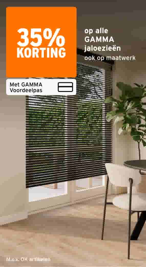 35% korting op GAMMA jaloezieën ook op maatwerk, zwarte horizontale jaloezieën voor raam met plant en stoel.