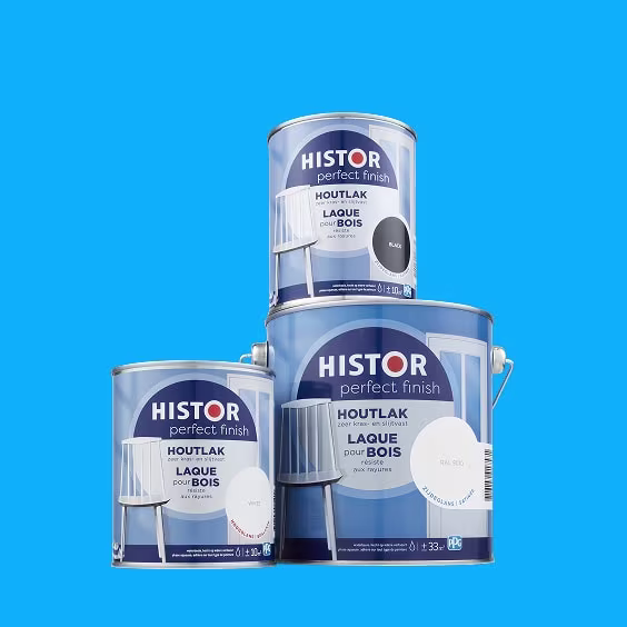 Drie blikken HISTOR Perfect Finish houtlak in verschillende formaten, gestapeld tegen een blauwe achtergrond.