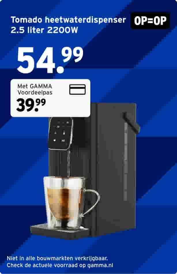 Tomado heetwaterdispenser 2.5 liter 2200W in zwart op blauwe achtergrond, prijs 54,99 euro, met GAMMA Voordeelpas 39,99 euro.