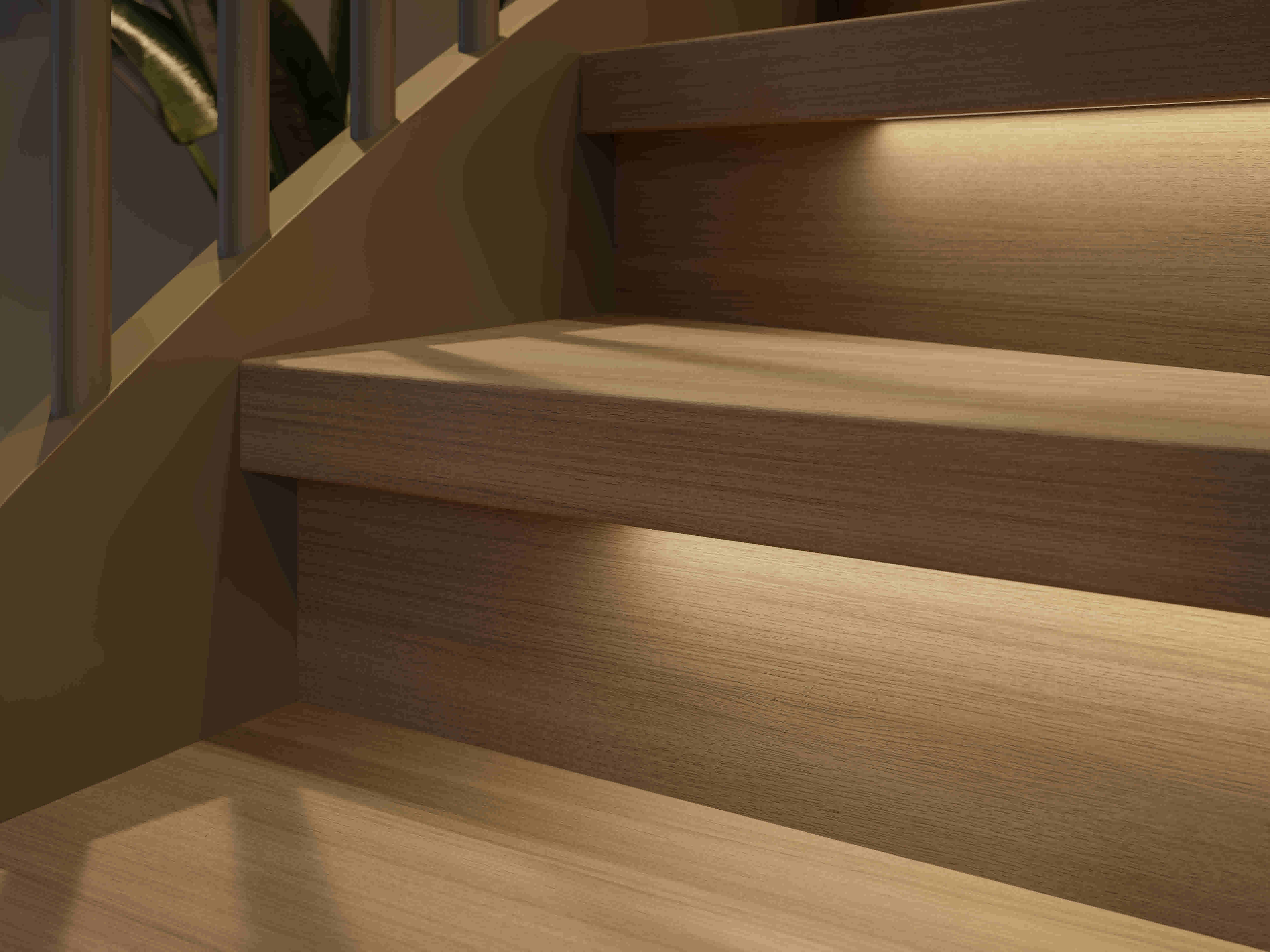 Een ingezoomd beeld van 3 traptreden met traprenovatie in de kleur beige eiken met trapverlichting