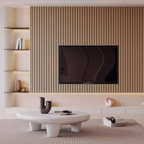 Moderne woonkamer met houten lattenwand, wandgemonteerde tv, witte salontafel met vaas en drijvende planken met decoraties. 30% korting op alle lattenwanden ook op maatwerk