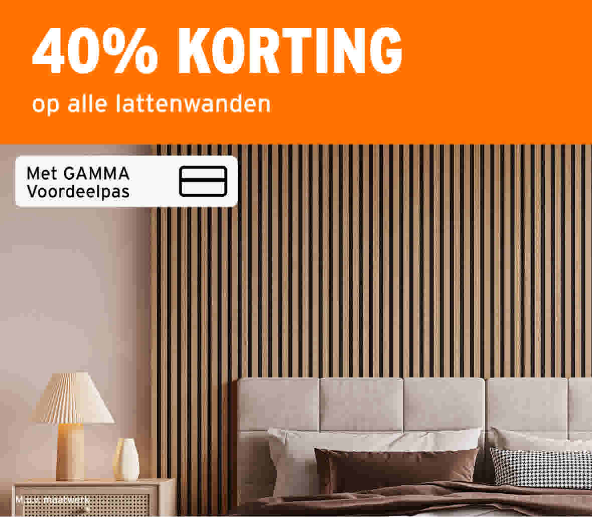 Oranje banner met witte tekst '40% KORTING op alle lattenwanden' boven slaapkamer met gestreepte wand.