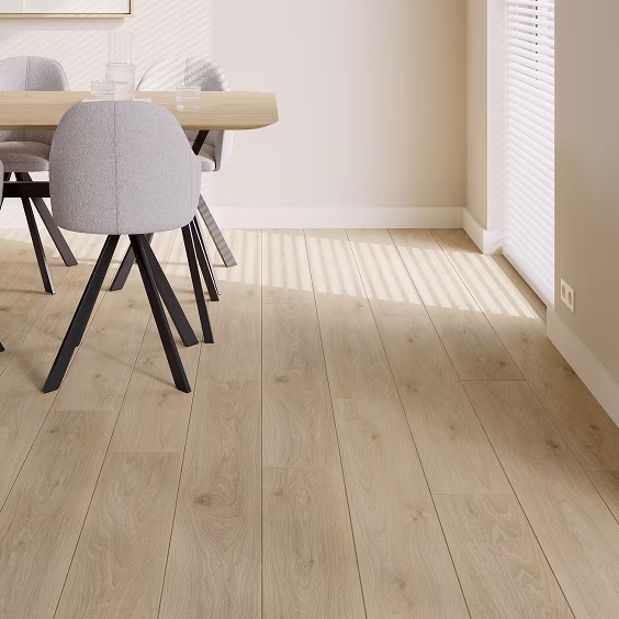 Lichte eetkamer met houten tafel, grijze stoelen en lichte houten vloer met zonlicht door witte jaloezieën.
