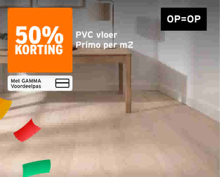 Lichte PVC vloer in een kamer met houten tafel. Tekst: 50% korting op PVC vloer Primo per m2, op=op, met GAMMA Voordeelpas.