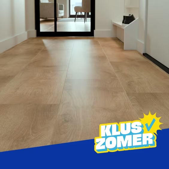 Laminaatvloer in een lichte houtkleur in een moderne hal, met het label Kluszomer.