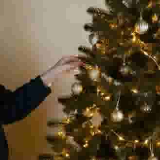 Kerstballen ophangen