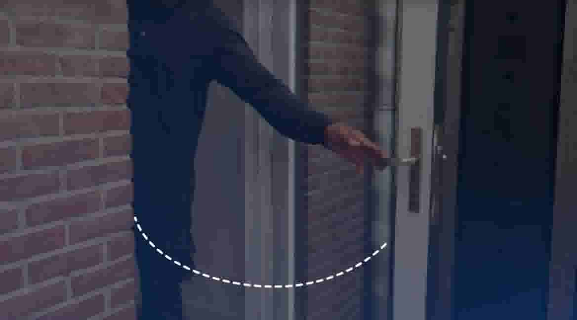 Draairichting deur. Hier zie je een naar buiten draaiende deur