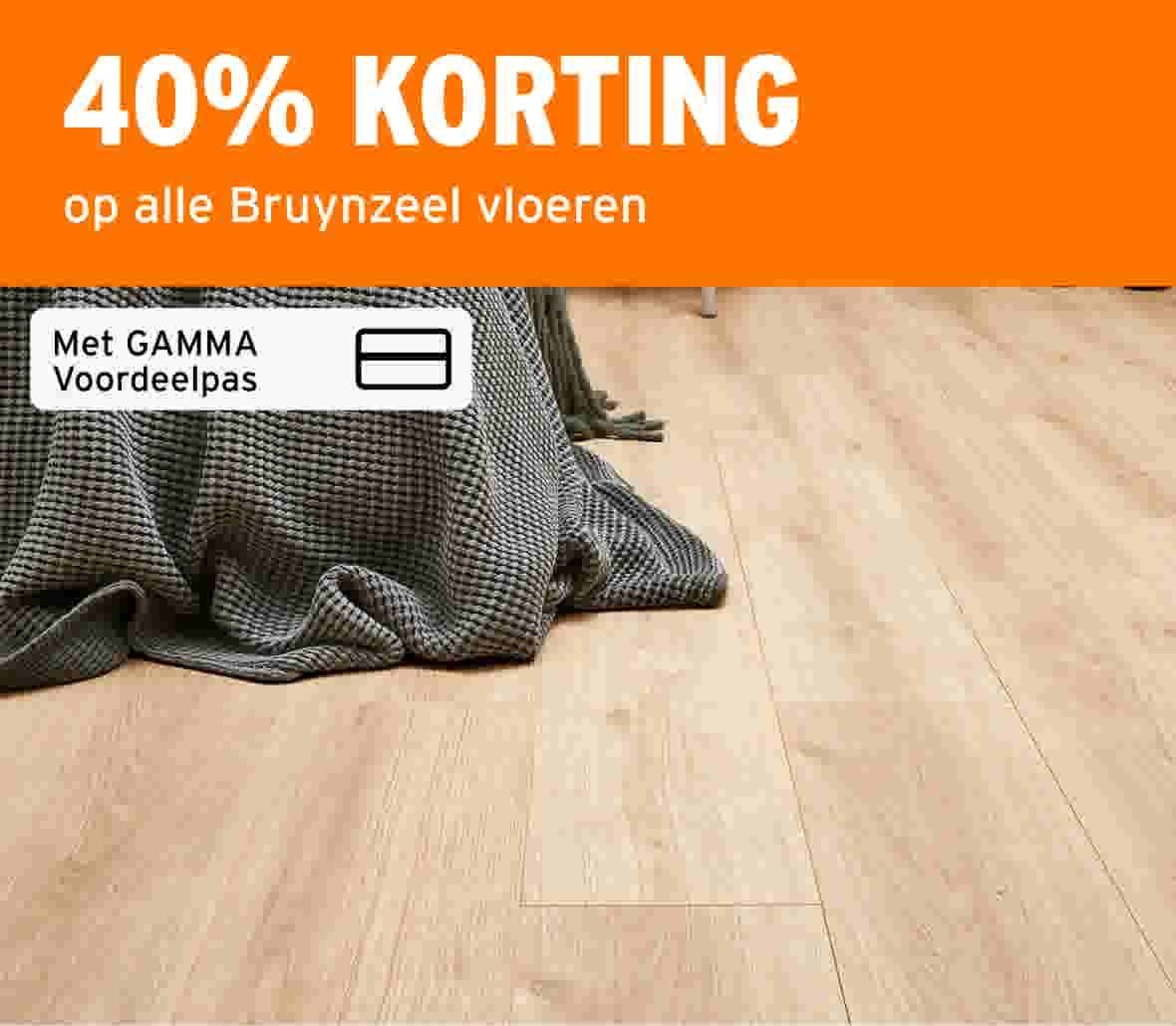 Lichte houten laminaatvloer met een groene gebreide deken. Oranje banner: 40% korting op Bruynzeel vloeren met GAMMA Voordeelpas.