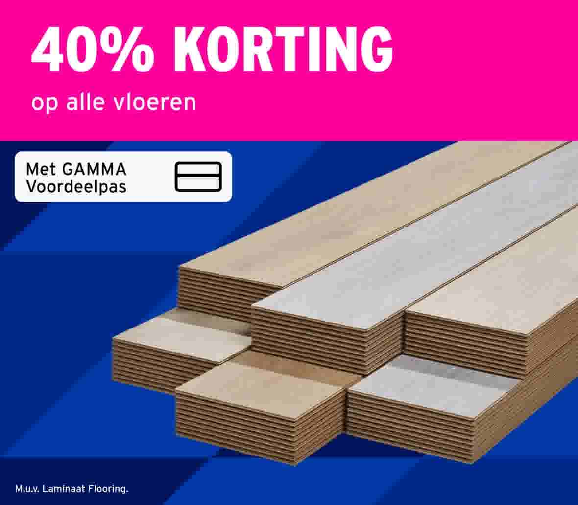 Stapels laminaatvloeren op blauwe achtergrond met roze banner die 30% korting op alle vloeren aankondigt.