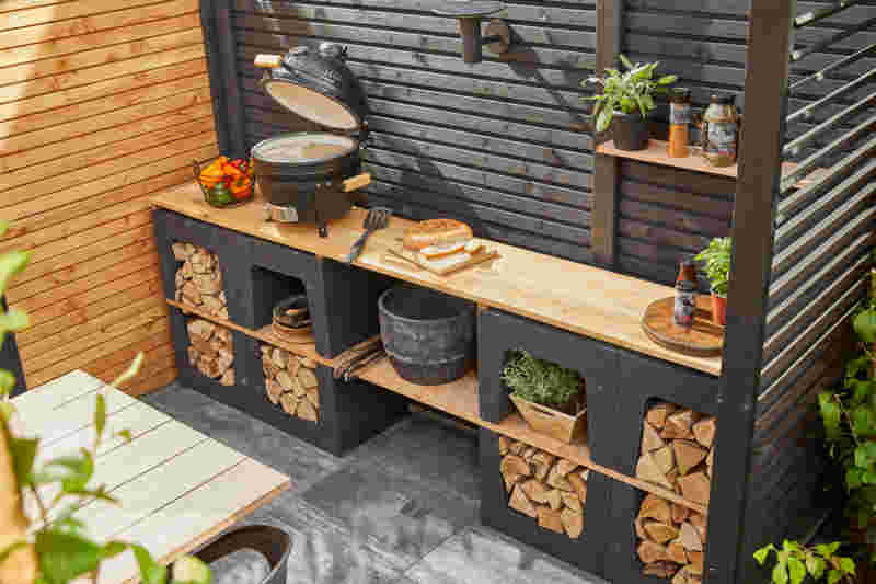 Een buitenkeuken gemaakt van U-elementen en houten planken 