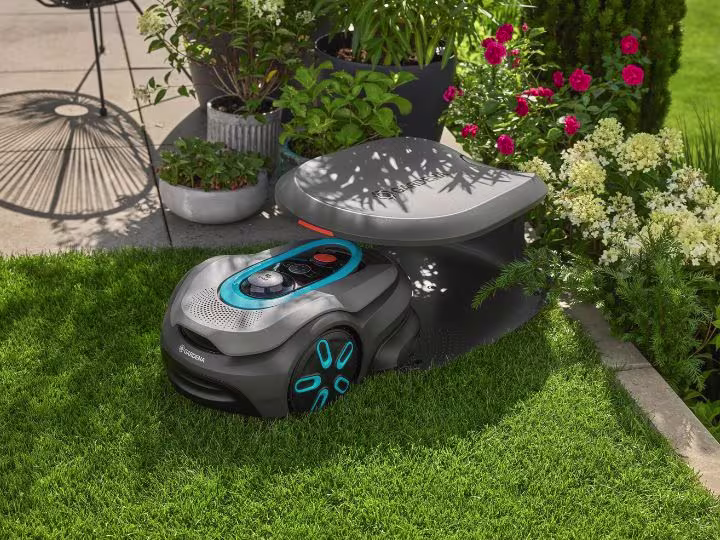 Robotmaaier gardena rijdt naar robotmaaier garage in tuin