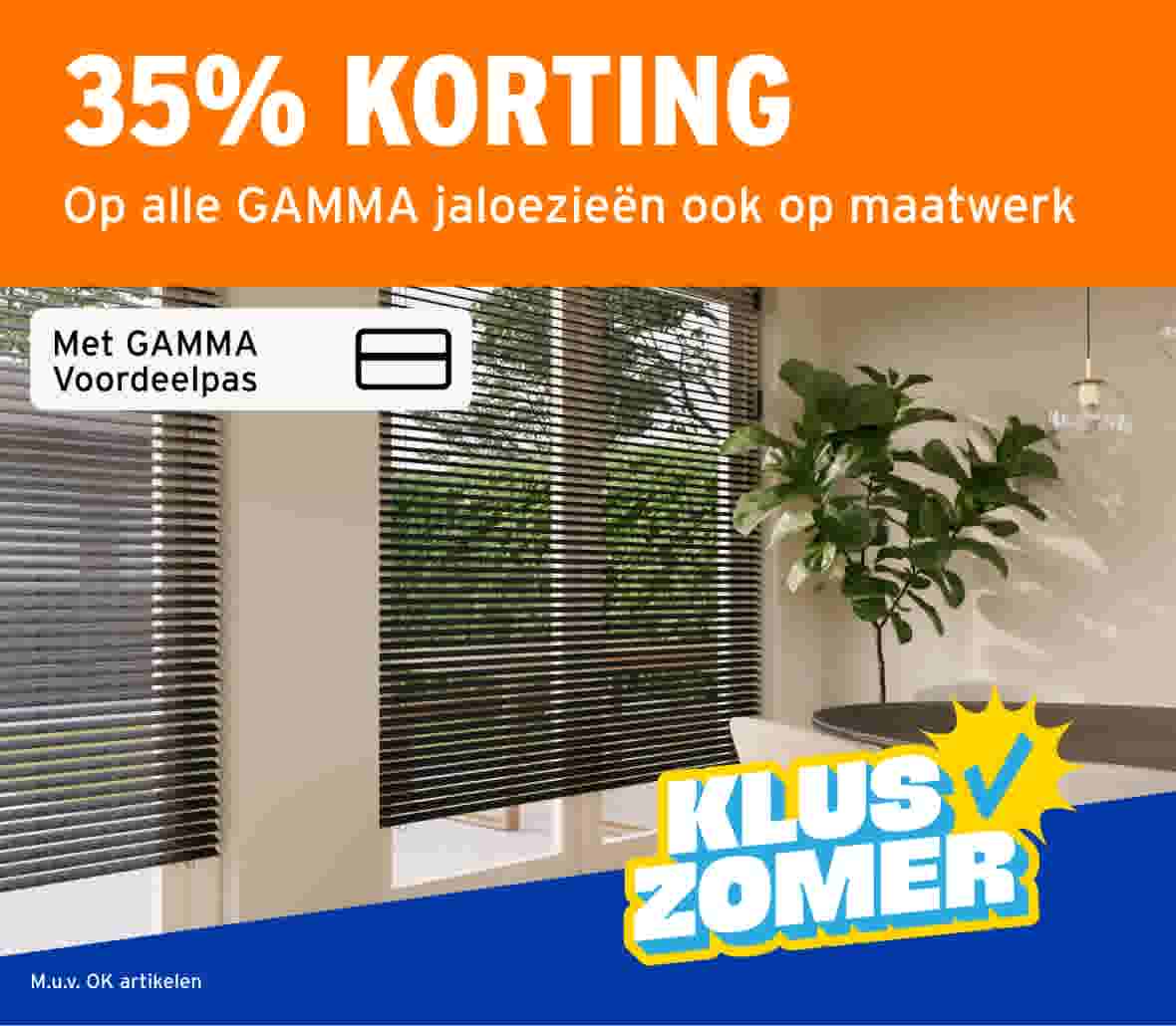 Kamer met grijze jaloezieën voor ramen, groene plant en tekst: 35% korting op GAMMA jaloezieën, ook maatwerk.