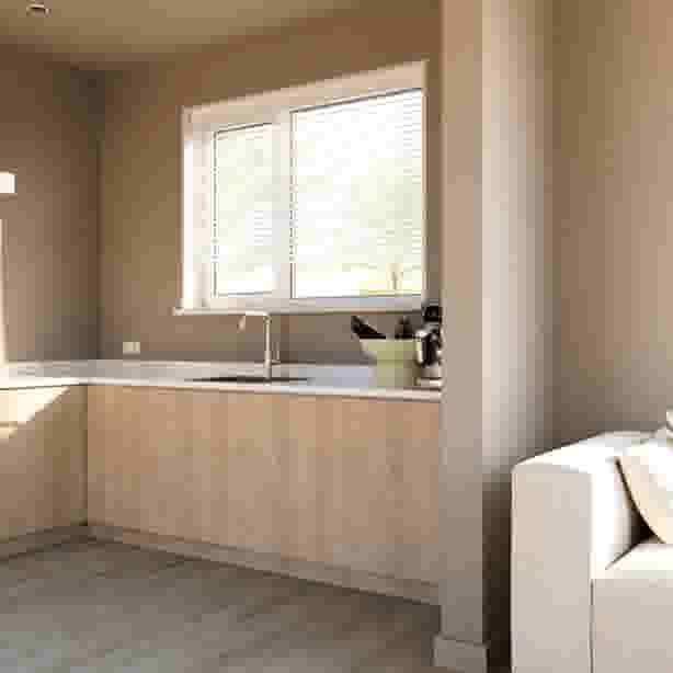 Blush Beige verf op de muren in een lichte, moderne keuken