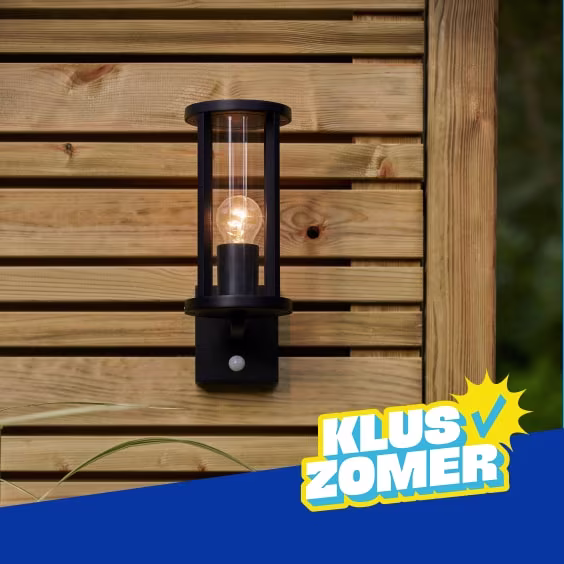 Buitenwandlamp met bewegingssensor aan een houten schutting, met het label Kluszomer.