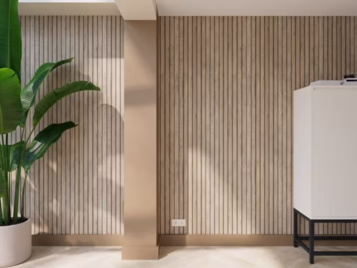 Muur met lattenwand behang, grote plant en witte kast