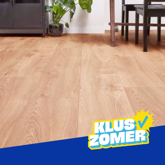 Lichte houten laminaatvloer in een woonkamer met een plant en donker meubilair. Logo met tekst Kluszomer rechtsonder.