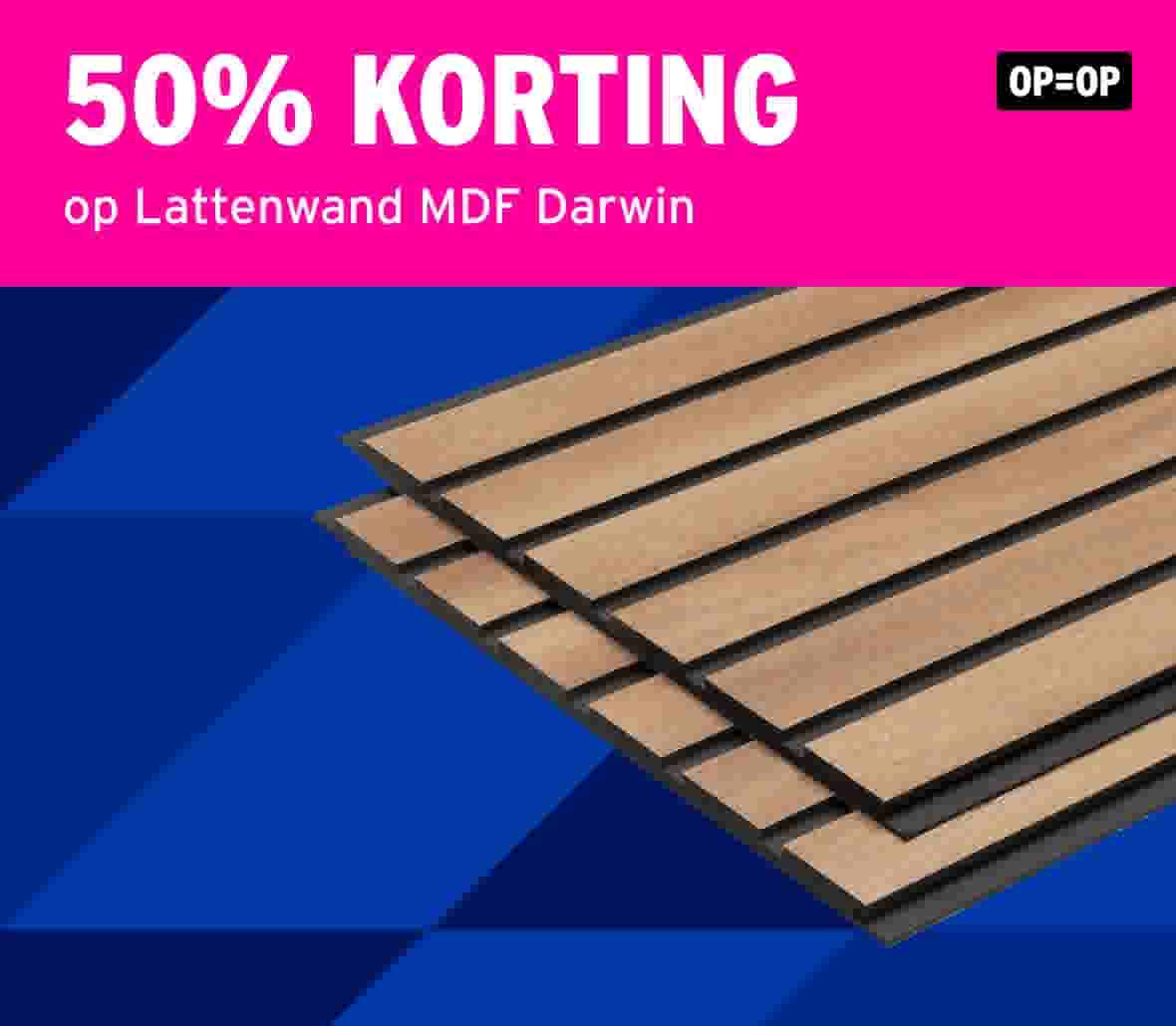 50% korting op Lattenwand MDF Darwin met houten panelen op blauwe achtergrond