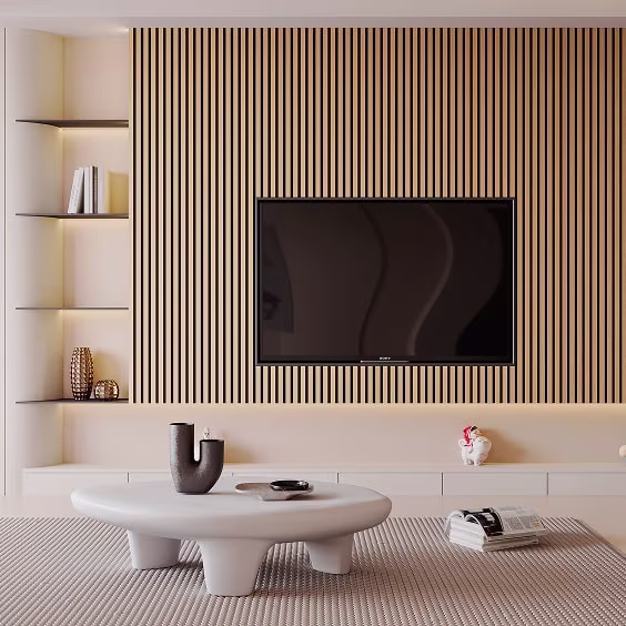 Houten lattenwand achter een televisie in een woonkamer.