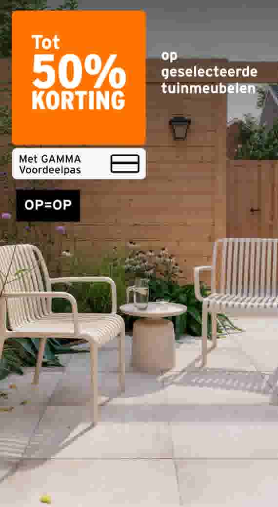Twee witte tuinstoelen met een bijzettafel in een groene tuin. tot 50% korting met de GAMMA voordeelpas. OP=OP.