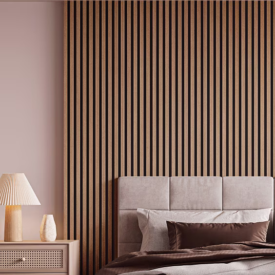 Moderne slaapkamer met verticale houten lattenwerk wandbekleding, beige gestoffeerd hoofdeinde en bruine beddengoed.