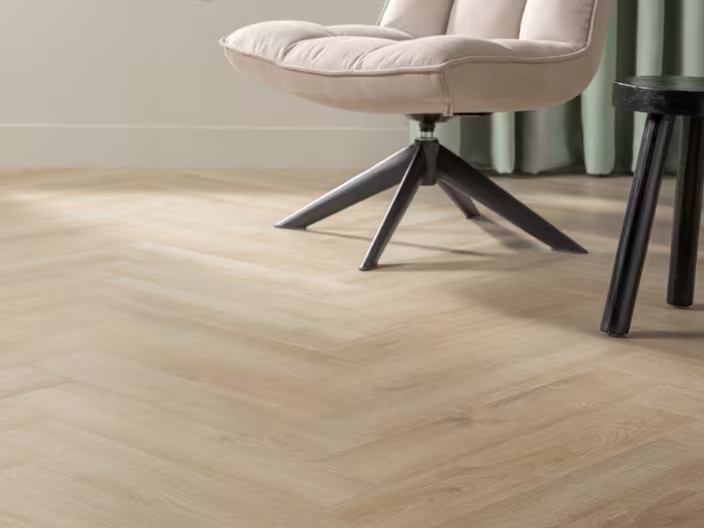 visgraat vloer in een woonkamer