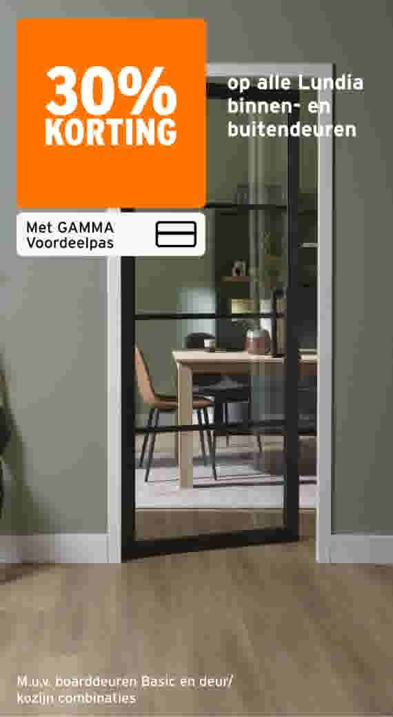 30% korting op alle Lundia binnen- en buitendeuren met GAMMA Voordeelpas. Afbeelding van een zwarte glazen binnendeur in een moderne woonkamer.
