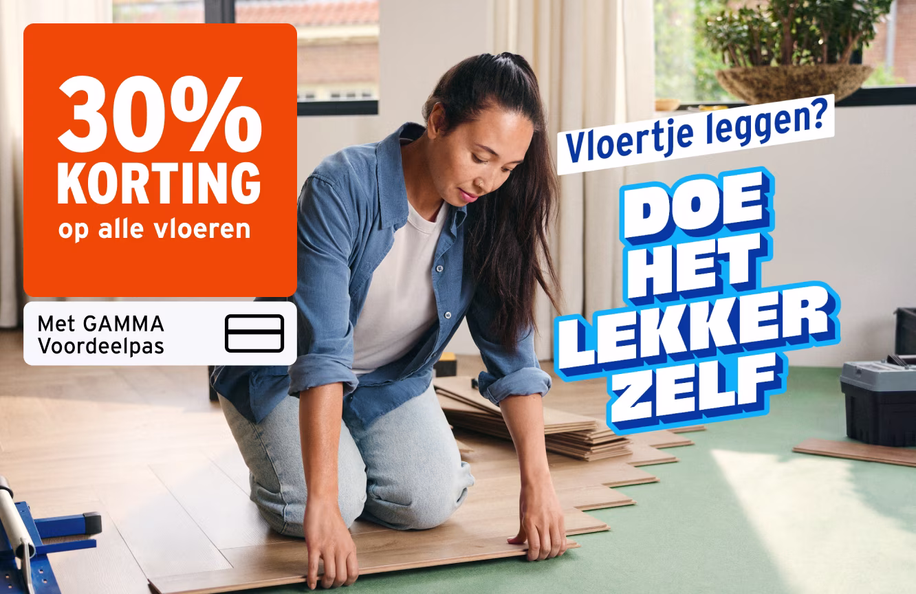 30% korting op alle vloeren met de GAMMA Voordeelpas. Vloertje leggen? Doe het lekker zelf. Vrouw legt een laminaatvloer.