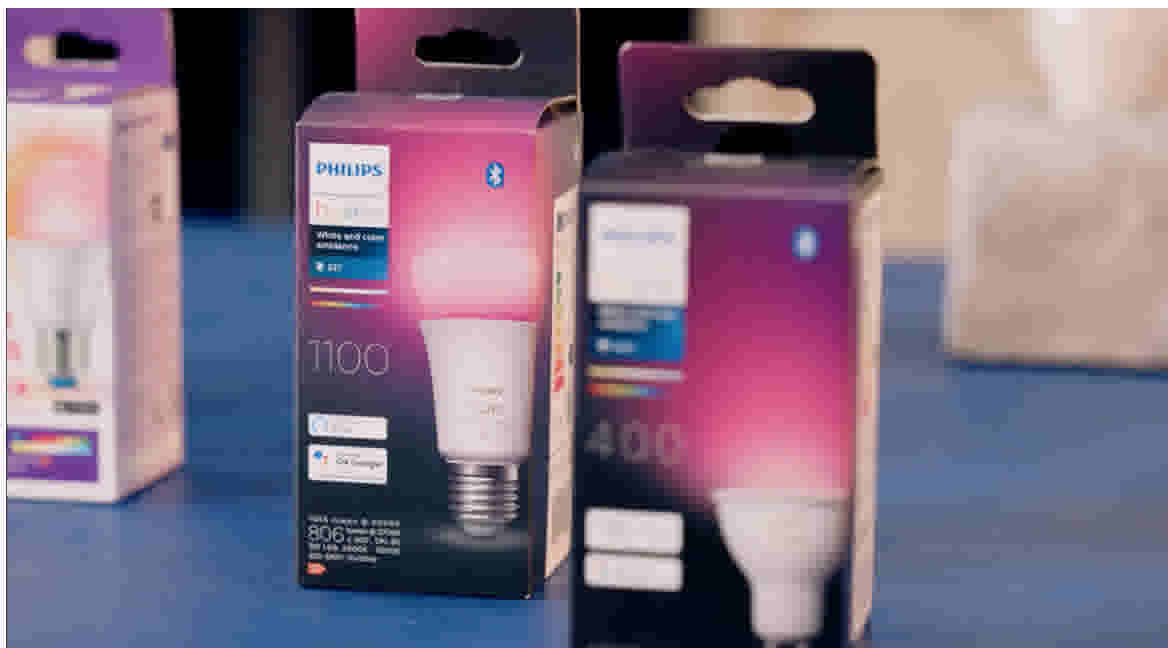Philips Hue slimme LED lampen in verpakkingen op een blauwe tafel