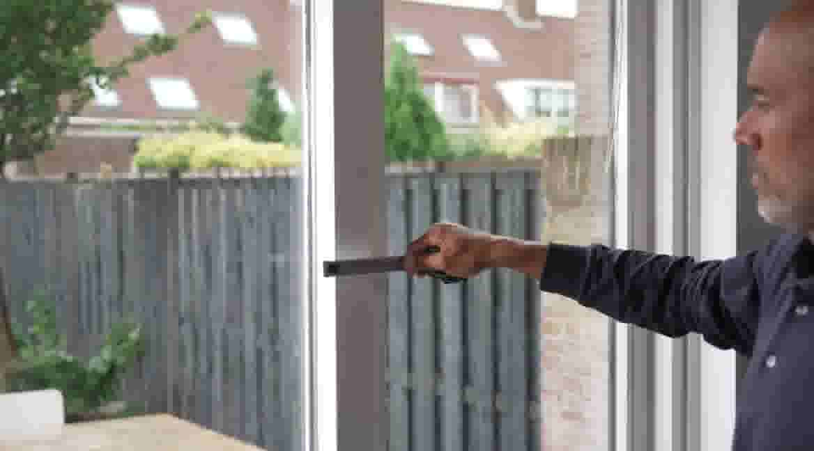 Breedte raamkozijn opmeten met een rolmaat