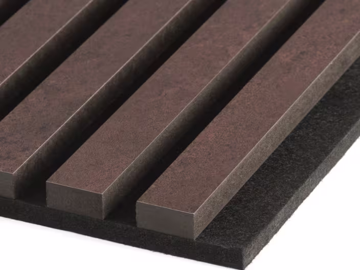 Moderne woonkamer met twee smaragdgroene fauteuils, een ronde zwarte salontafel en een donkere houten vilten wand met verticale lijnen.