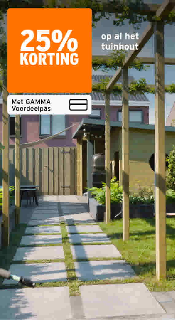 Nette tuin met houten pergola, stapstenen en groen gras. Banner: 25% korting op tuinhout met GAMMA Voordeelpas.
