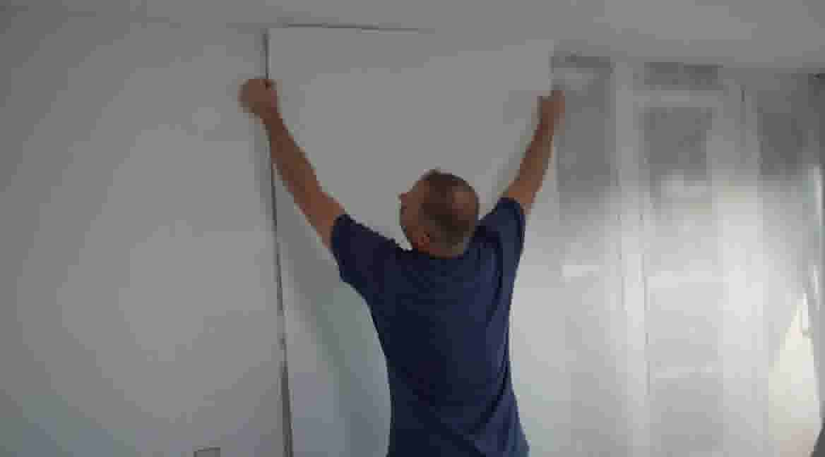 De rest van het behang op de muur aanbrengen