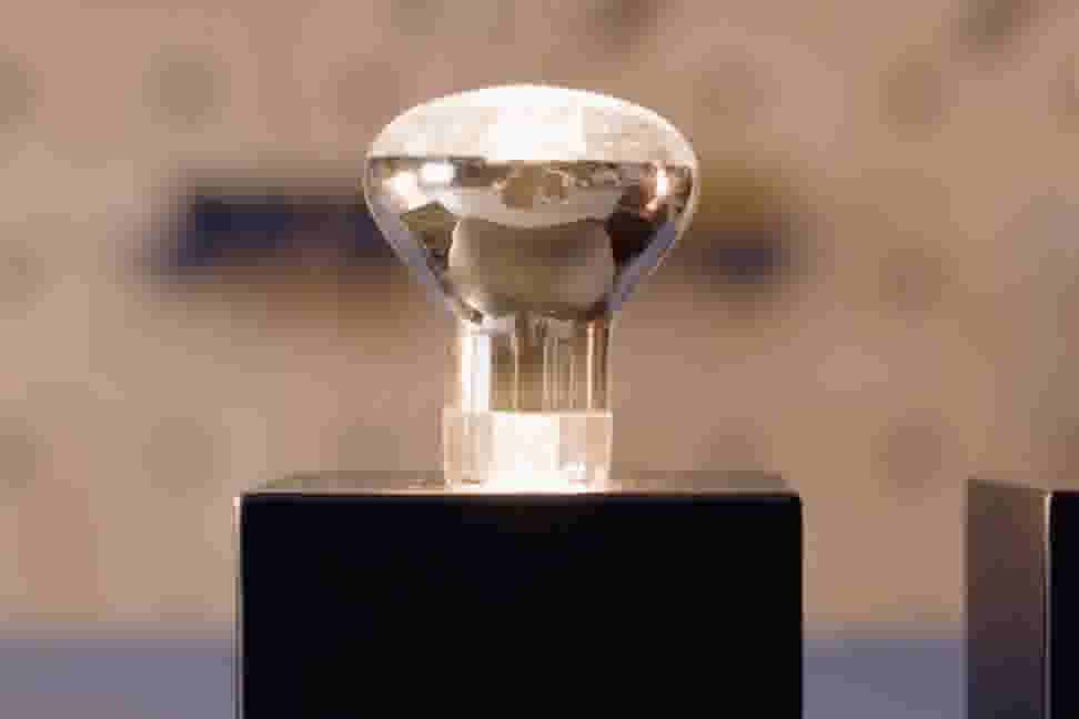 Een brandende LED R-lamp met een duidelijk zichtbare spiegel laag tegen een onscherpe achtergrond.