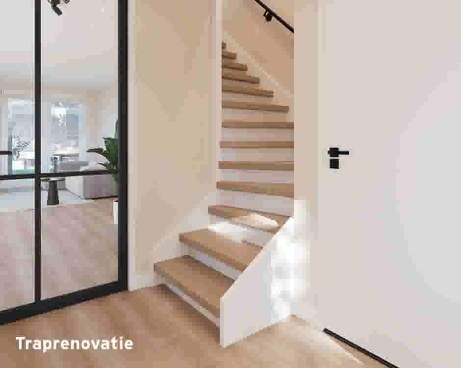 Moderne traprenovatie met houten traptreden in een lichte hal, naast een zwarte stalen glazen deur.