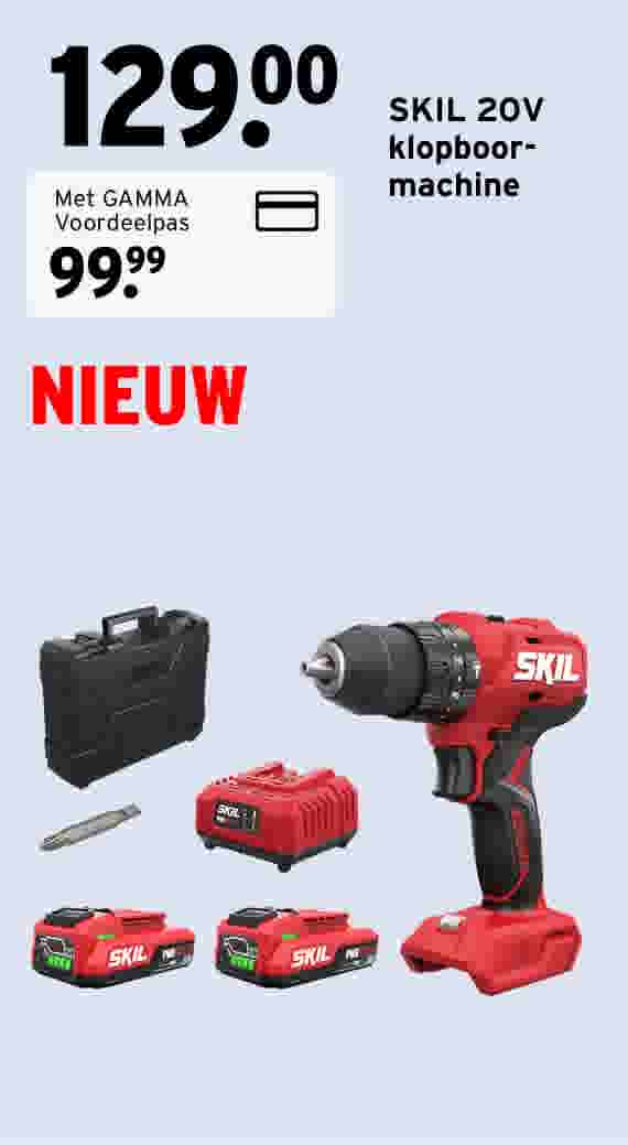 NIEUW. SKIL 20V klopboormachine, van €129,00 voor €99,99 met de GAMMA Voordeelpas. Rode accuboormachine met koffer, oplader, twee accu's en een bit.
