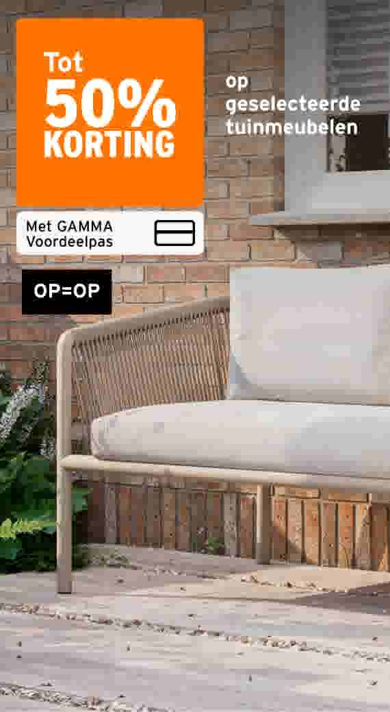 Beige tuinbank met kussens voor een bakstenen muur. Tot 50% korting op tuinmeubelen met GAMMA Voordeelpas.