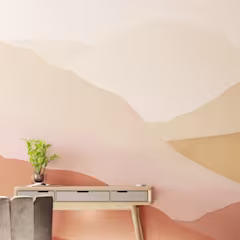 Kamer met abstract fotobehang in warme tinten, houten bureau met plant, boekenkast en een wit tapijt op houten vloer.