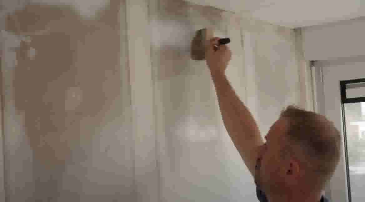 De muur behandelen met voorstrijk