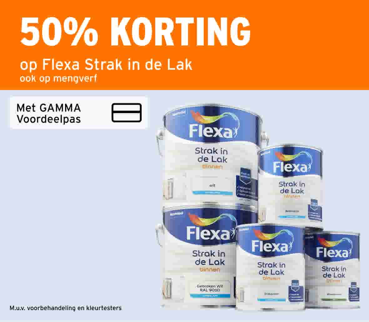 Vijf blikken Flexa Strak in de Lak in verschillende maten en kleuren. Oranje banner: 50% korting met GAMMA Voordeelpas.