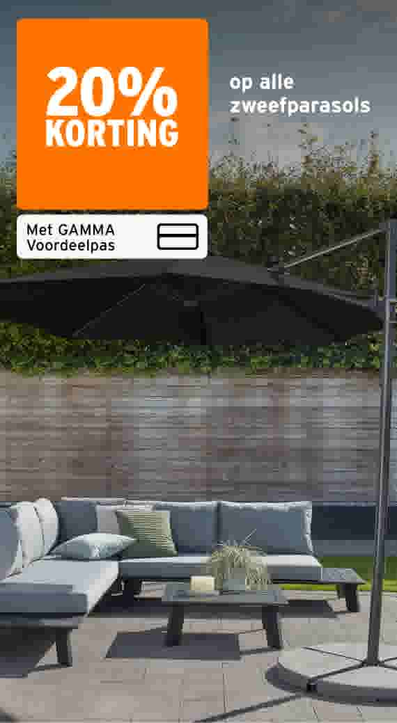 Zwarte zweefparasol boven een grijze loungeset in een tuin. Promotie: 20% korting op alle zweefparasols met GAMMA Voordeelpas.